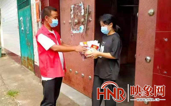 宝丰县赵庄镇志愿者成代购员“宅急送”让群众生活有保障
