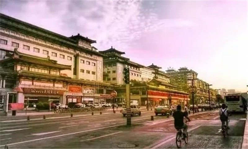 西安经开三小导游词,泾河新城第一中学导游词