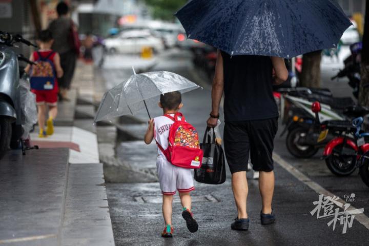 中考简单，进高中不难，培训市场的剧场效应是不是可以停下来了？“双减”政策的核心是什么？晚自习有没有老师答疑？纪律怎么样？开学第二天“双减”实践，八问八探