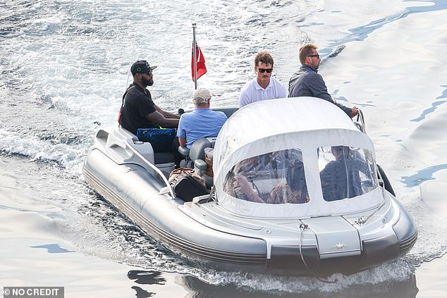 享受生活！媒体晒詹姆斯前天在科西嘉岛品尝冰淇淋度假照