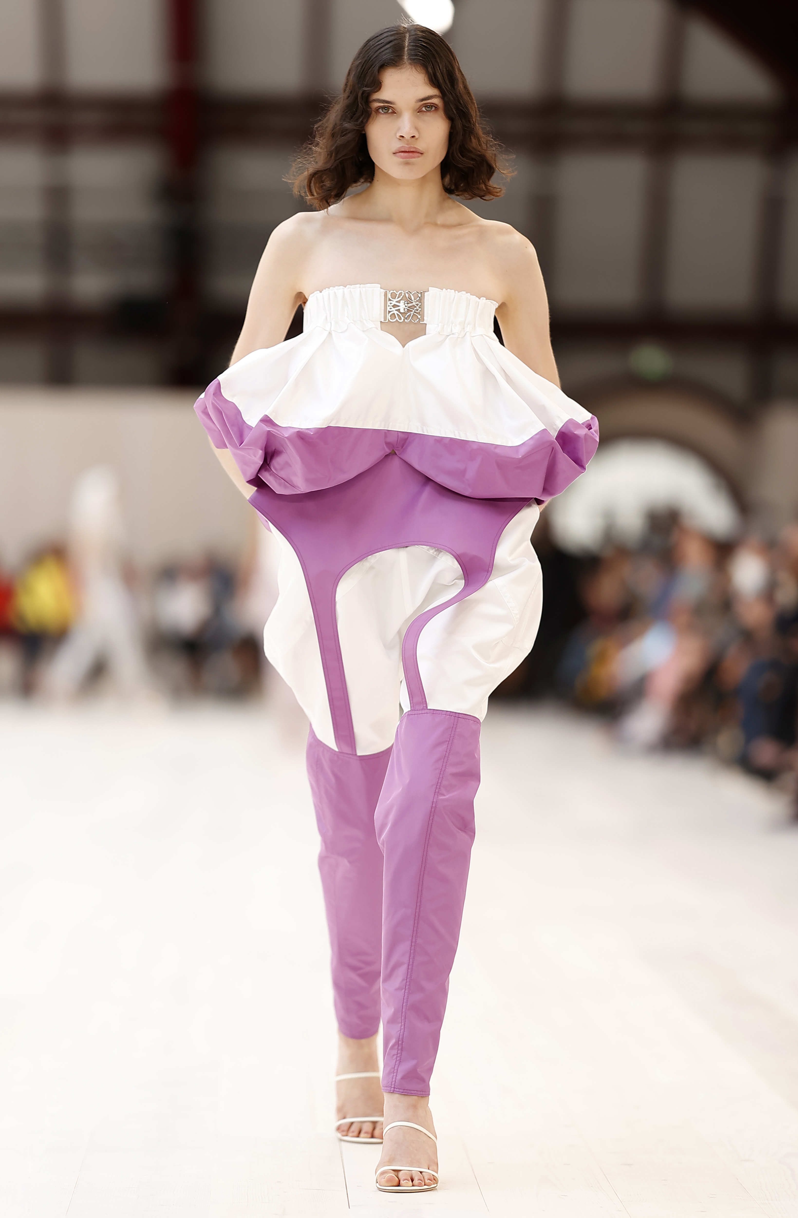 巴黎时装周罗意威场地,吴磊罗意威巴黎看秀