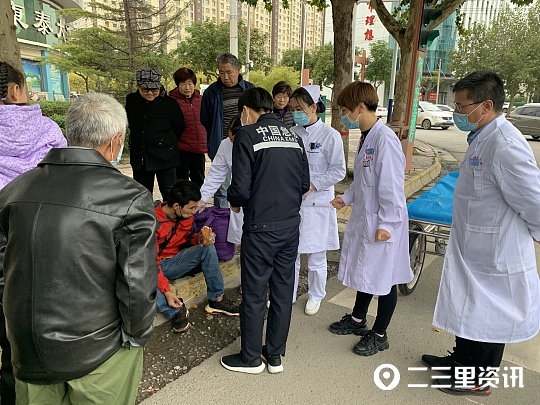 小伙低血糖在路边晕倒,男子低血糖晕倒求助警察