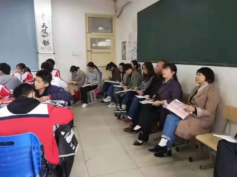 区教研室语文教研员刘文芬老师莅临西苑中学指导教研工作——促进专业发展，携手共同成长