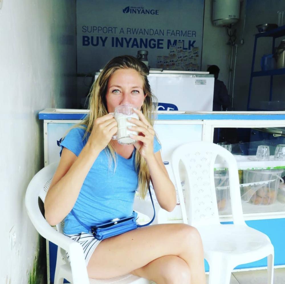 看着卢旺达老哥在奶吧吹奶，我忘记了乳糖不耐