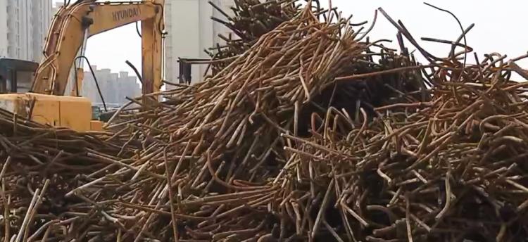 开兴路上“伐开心”，周边居民：八年投诉无果！半夜被吓醒，窗都开不了