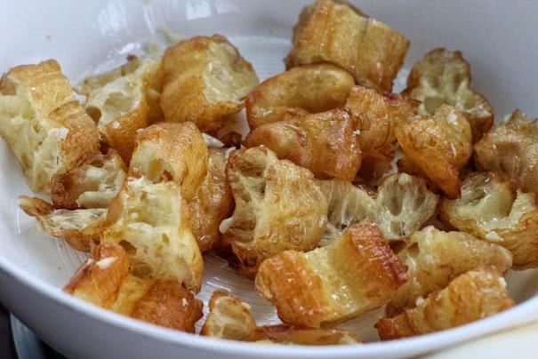 炒油条的家常做法简单又好吃,蓬松脆爽油条