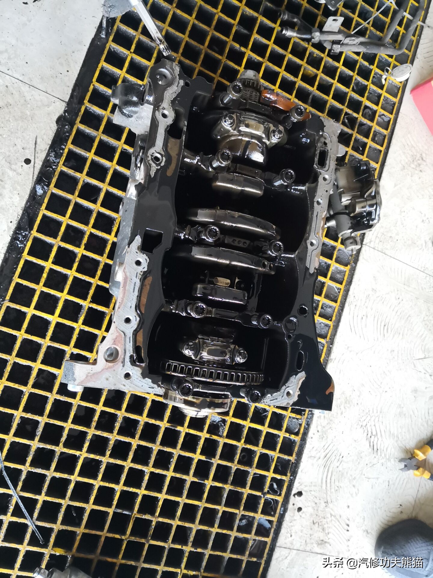 2011款奥迪q5烧机油怎么彻底解决,奥迪q5三代ea888发动机烧机油原因