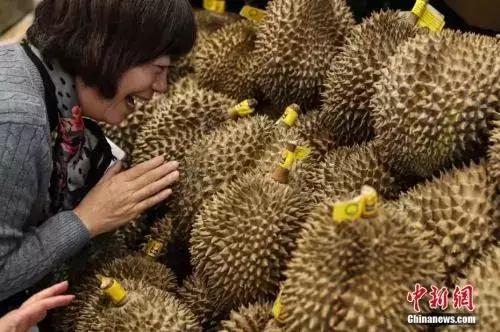 女子机场被海关查,女孩机场被警察带走