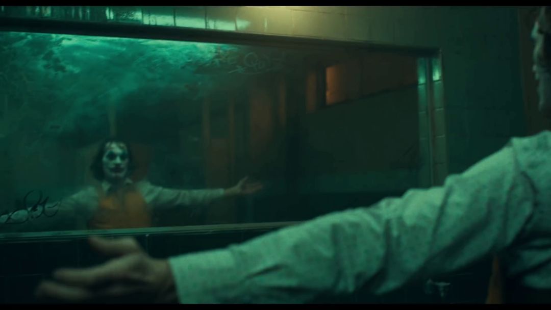 小丑口碑大爆豆瓣评分9,dc新片小丑首曝预告风格黑暗