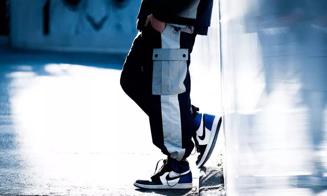 那个孙子穿Aj坐地铁，肯定是fake！