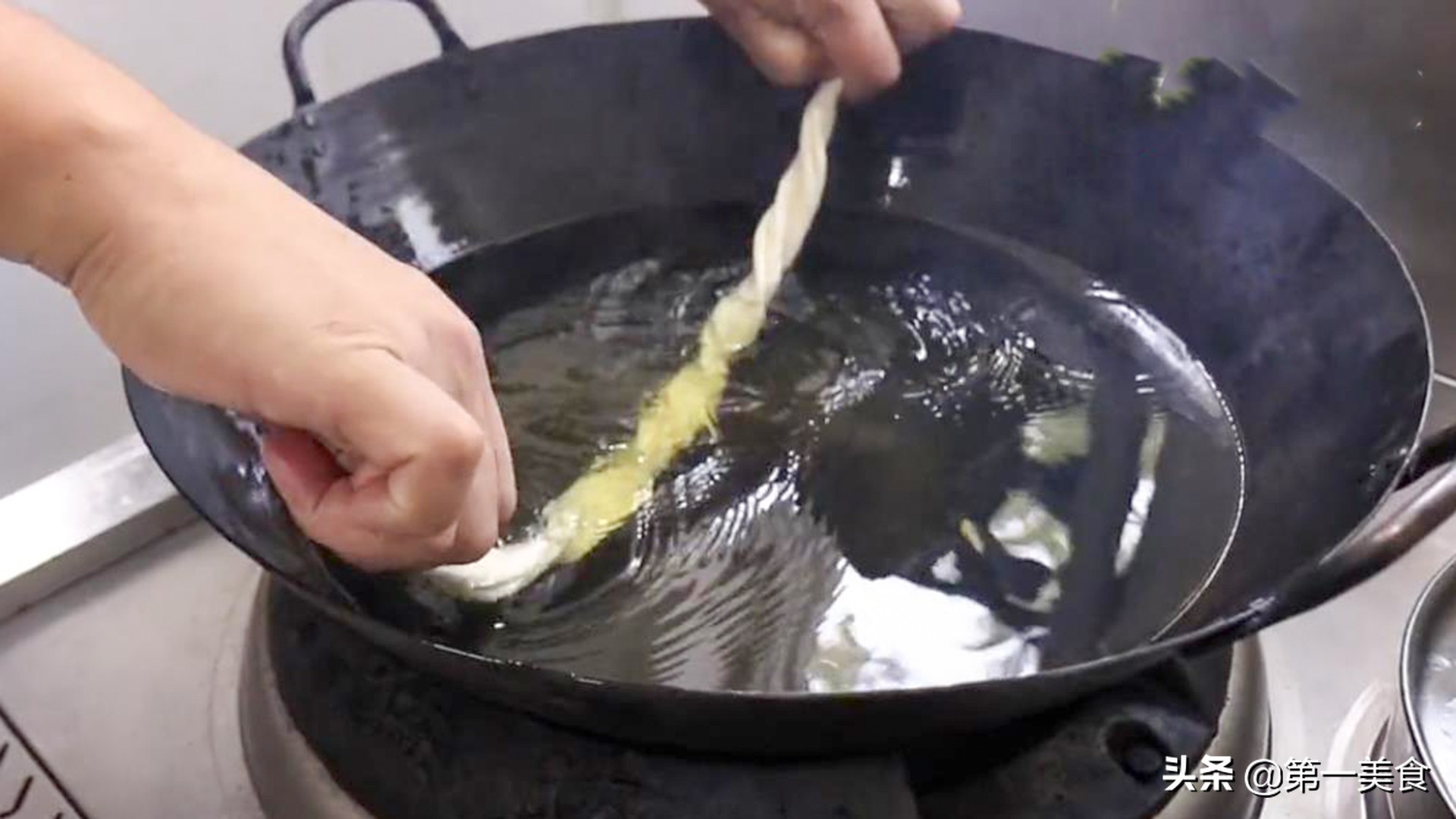 摆摊炸油条的配方和方法,早餐店炸油条有什么配方