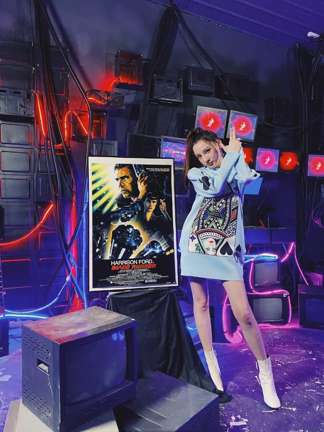 央视董卿接班人马凡舒，穿着扑克卫衣玩下衣失踪，很有烟火气