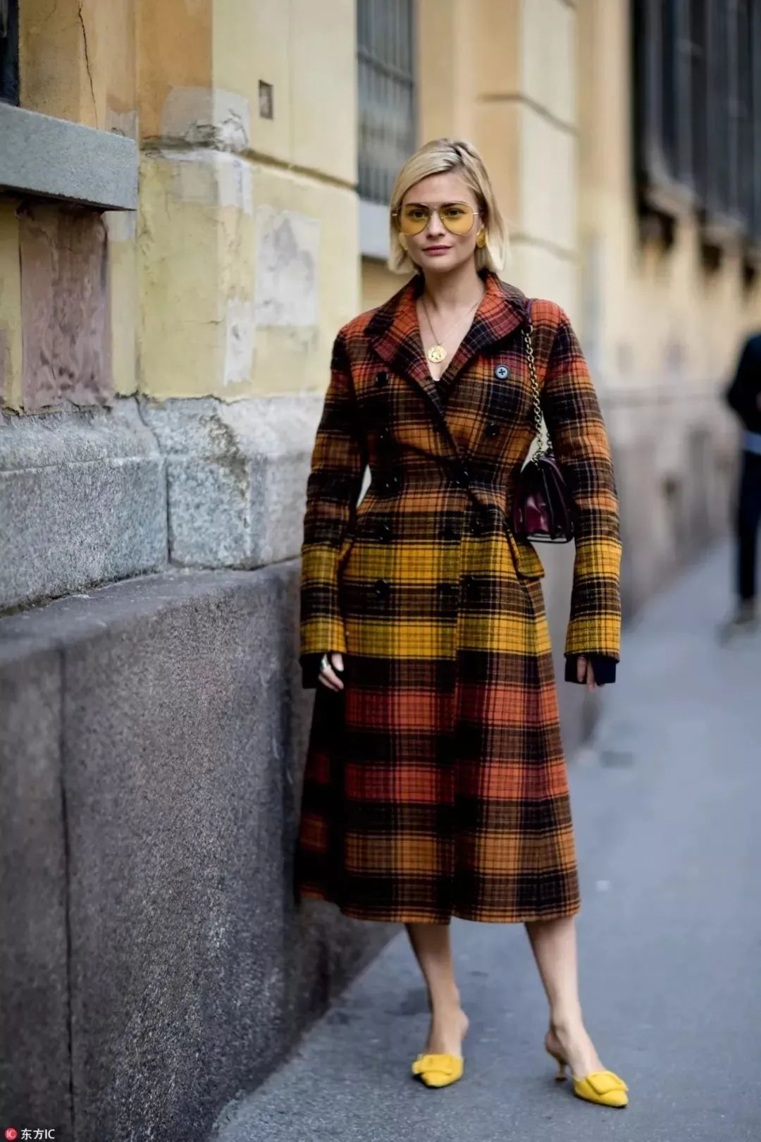 黑白格纹大衣怎么搭配好看,戴帽子黑白格纹大衣怎么搭配好看