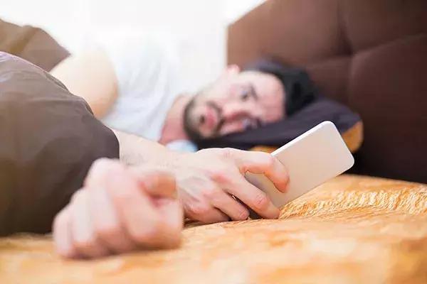 分手了半年还有必要联系吗,分手半年后女人主动联系