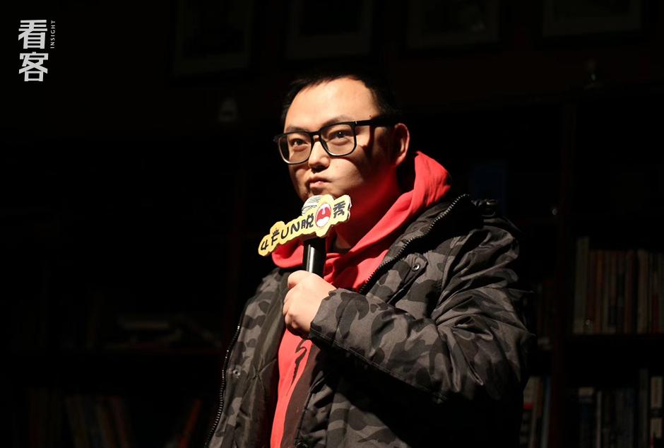 麦克风后面的人：太痛苦的时候，我们不写脱口秀