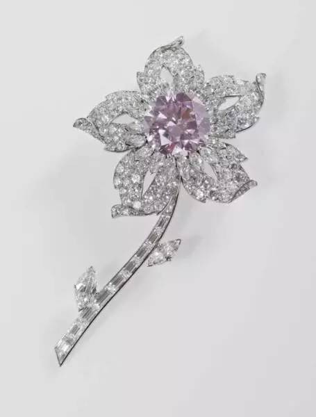 钻石首饰会因何而闻名于世？绝艳的璀璨美，微露一角让人迷失自我