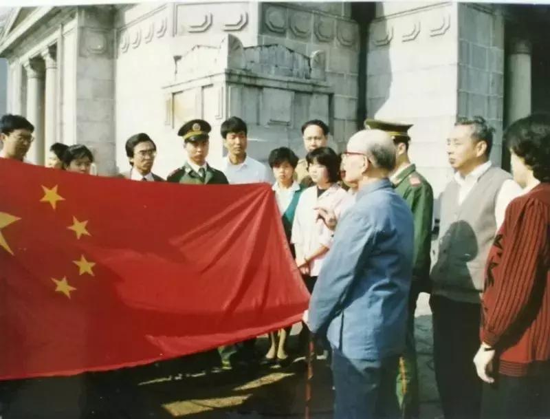 今天，是五星红旗的生日！这三人值得被铭记