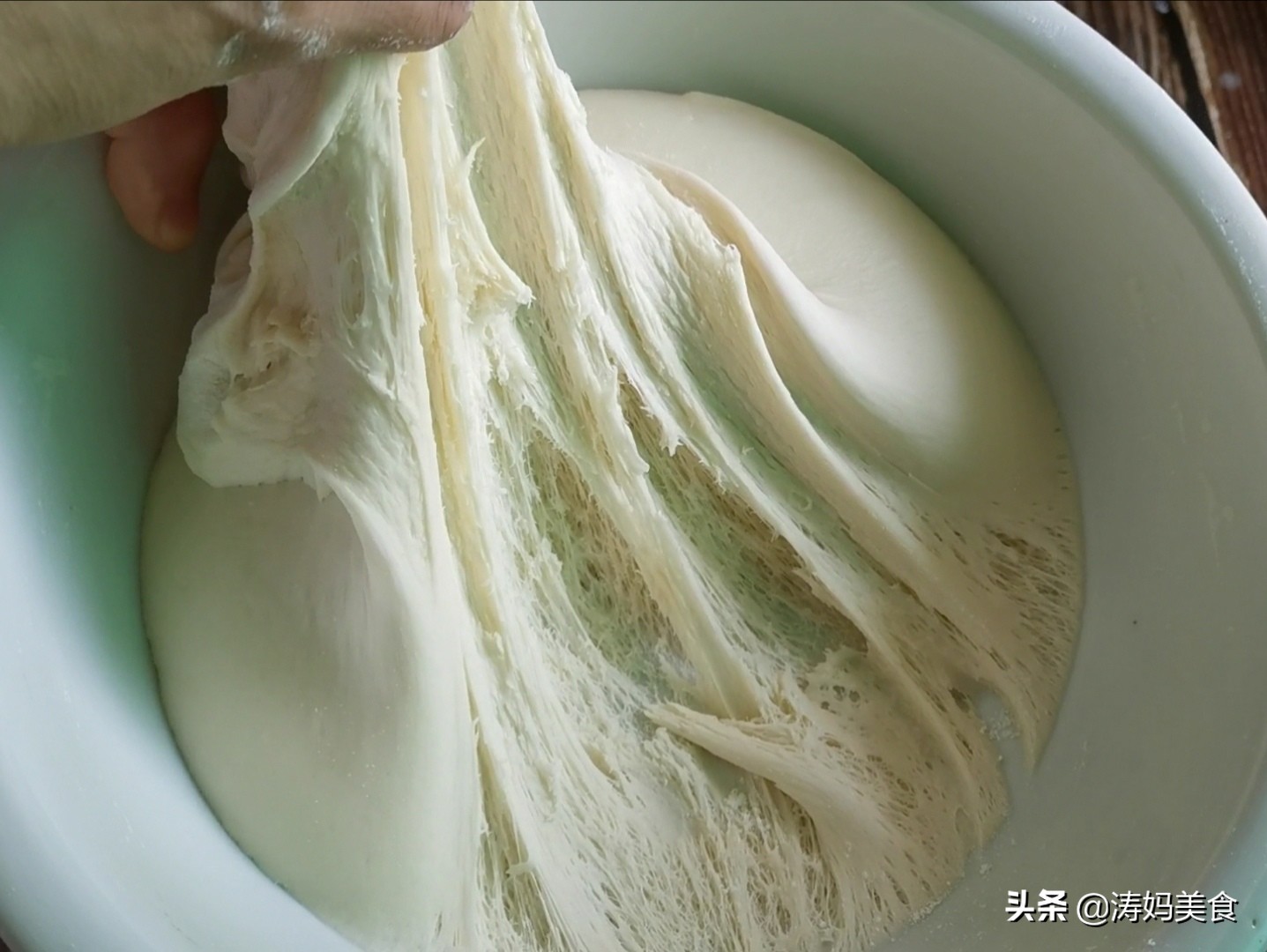 怎么去除面团发酵的酸味,如何消除面团里气泡