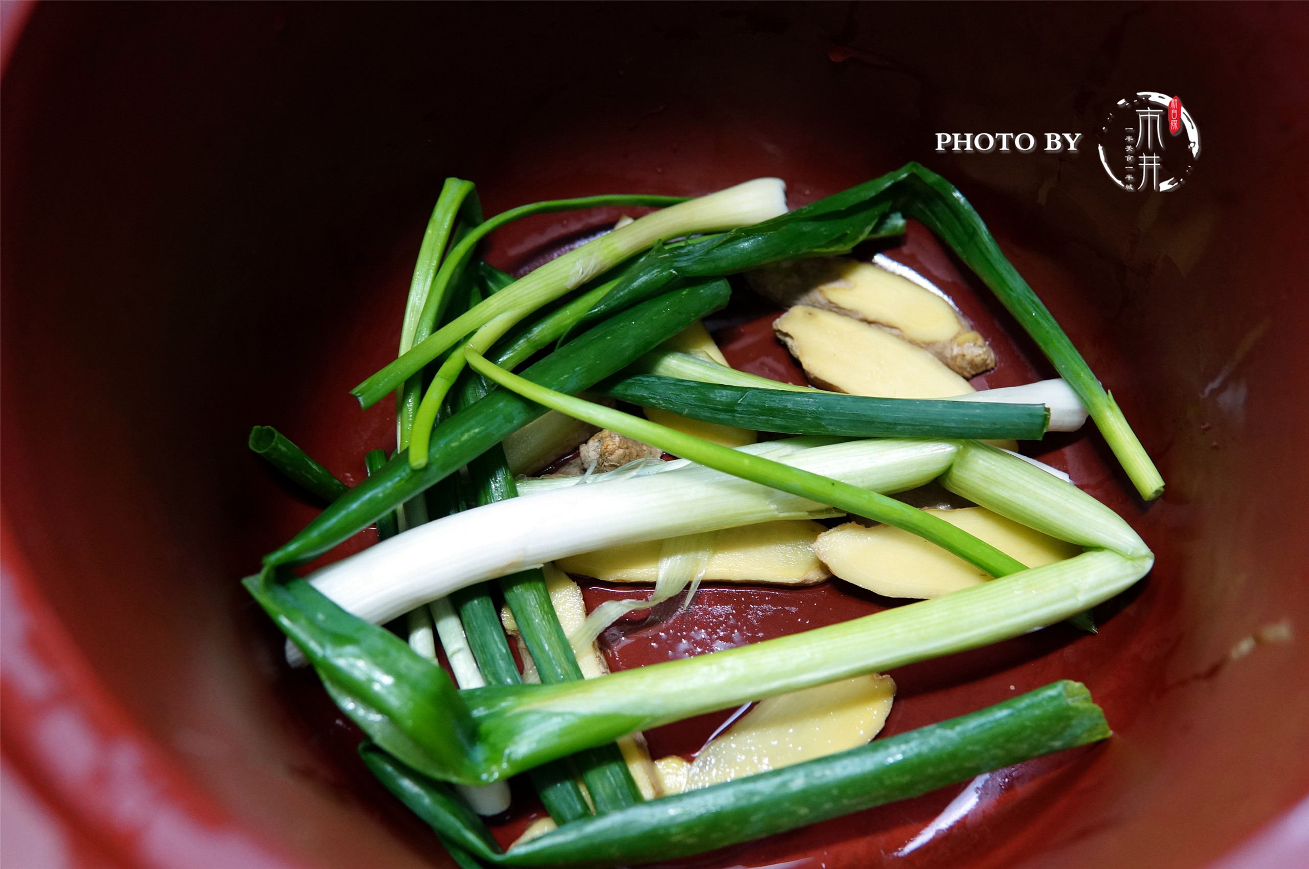 把鸡这样扔进电饭锅不加一滴水,整只鸡直接放电饭煲