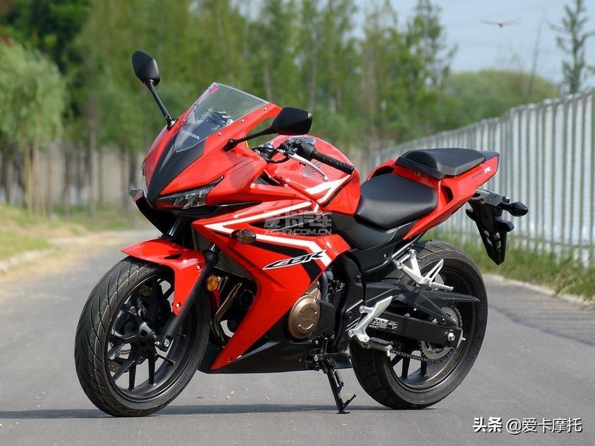 小姐姐骑着粉红色的仿赛摩托车,仿赛摩托车低座推荐