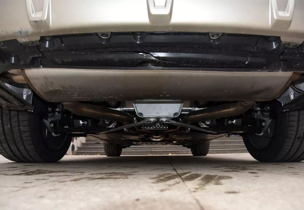 汉兰达新车底盘有没有做底盘装甲,五菱之光新车有必要装底盘装甲吗