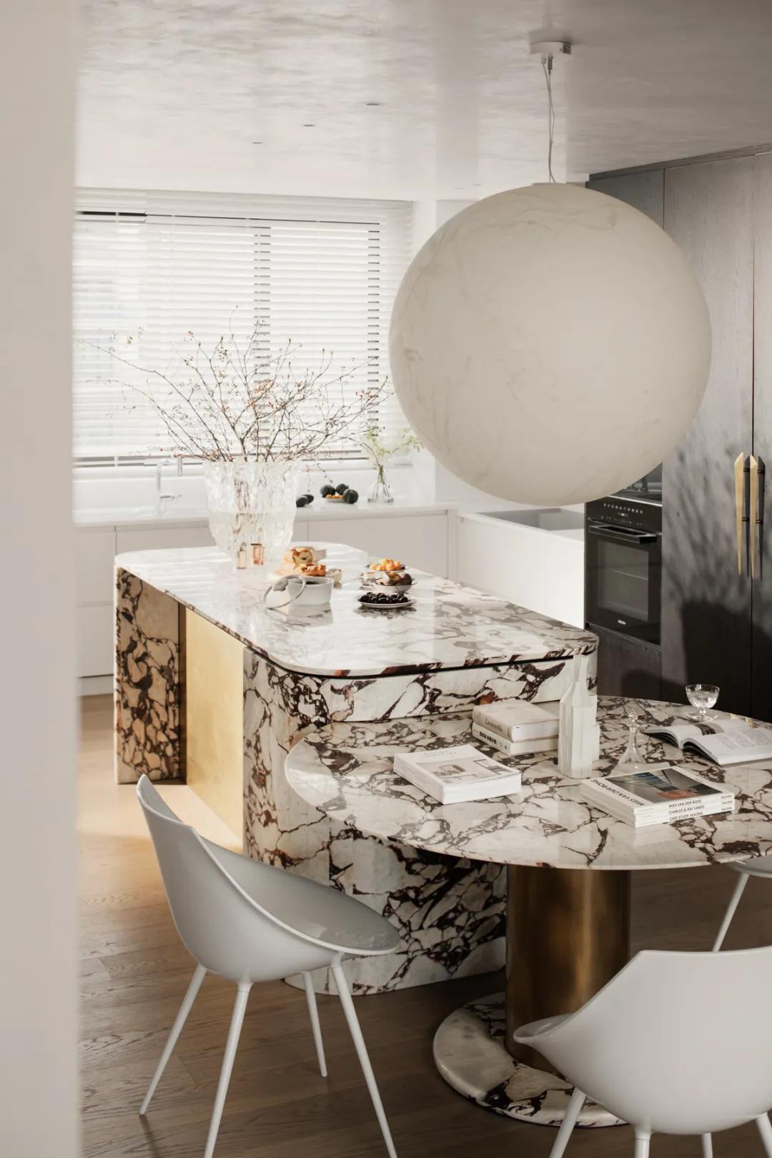 她从欧洲背回月球灯，“明明如月，何时可掇”，把家变成了艺术馆