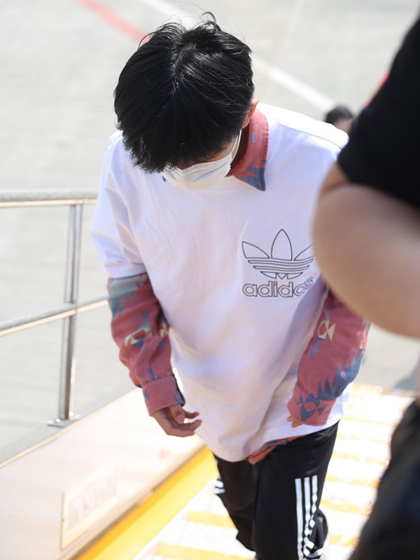 阿迪宠孩子式宠千玺!熟悉的袜子包裤脚又来了,你还没学会吗