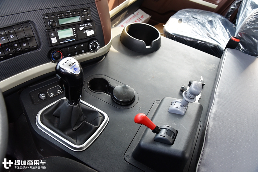 格尔发7.8米厢式货车自重,自重7.5吨牵引车