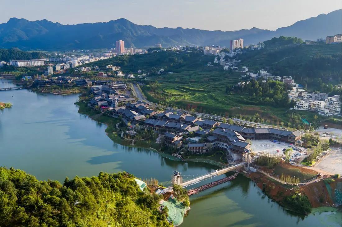 丹寨县万达小镇特色,丹寨万达小镇国家休闲街区