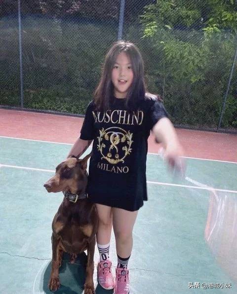 王诗龄伦敦街头大秀长腿一身名牌,李湘女儿王诗龄身高