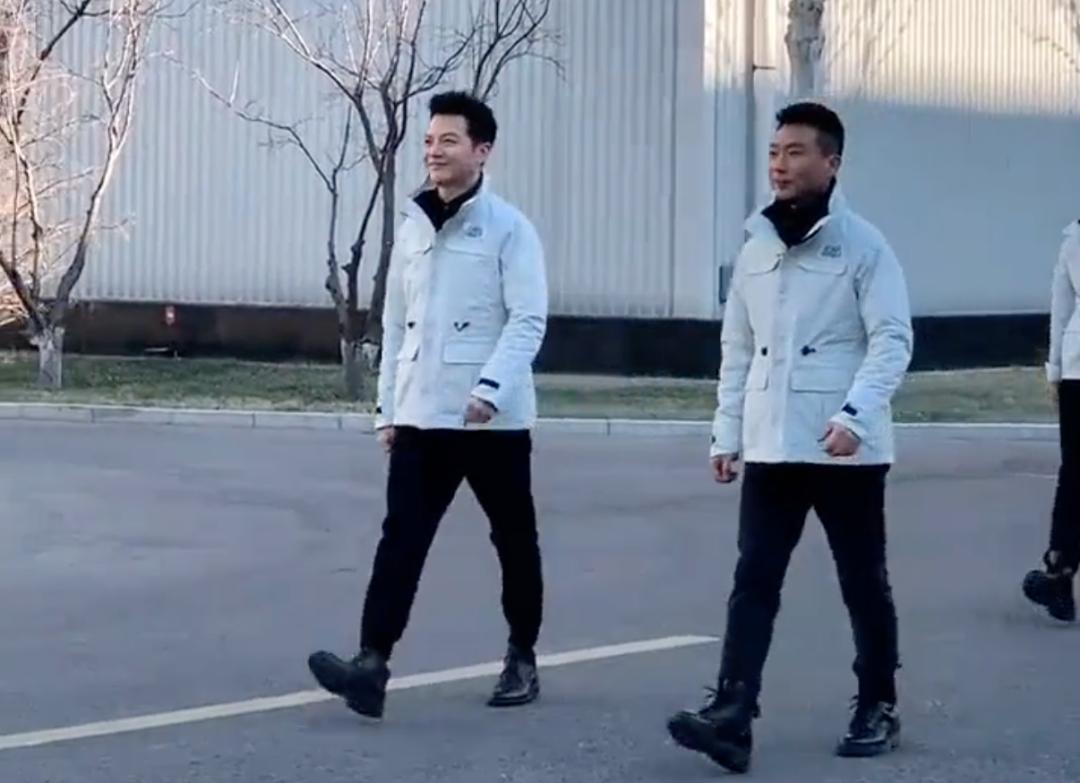 任鲁豫与康辉照片对比,康辉任鲁豫国家主持人方队