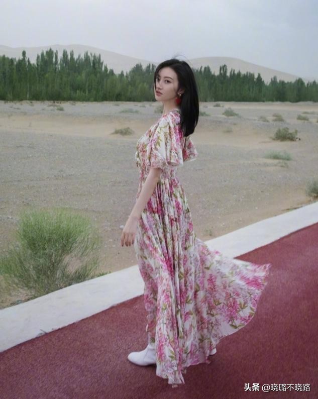 碎花裙怎么穿才不显老气,今年流行碎花裙怎么穿最好看