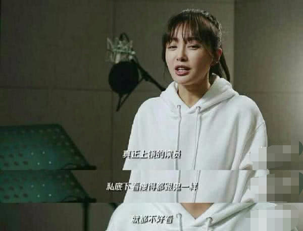 关晓彤反戴鸭舌帽,关晓彤戴着口罩