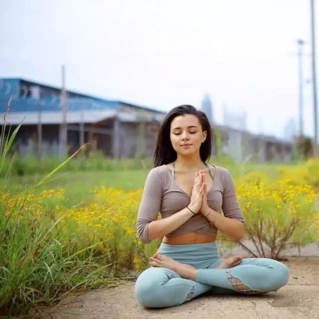 s型瑜伽每日必练动作,简单的瑜伽体式美背减龄提升气质