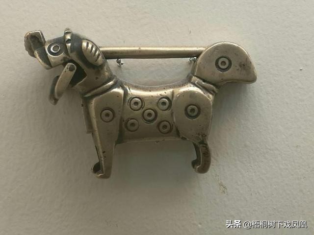 中国过去女子的“贞洁锁”，一般扣在裤腰上，使用很方便