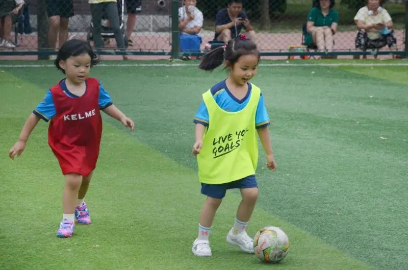 别让运动不足成为孩子一生的短板,于根伟现在踢球