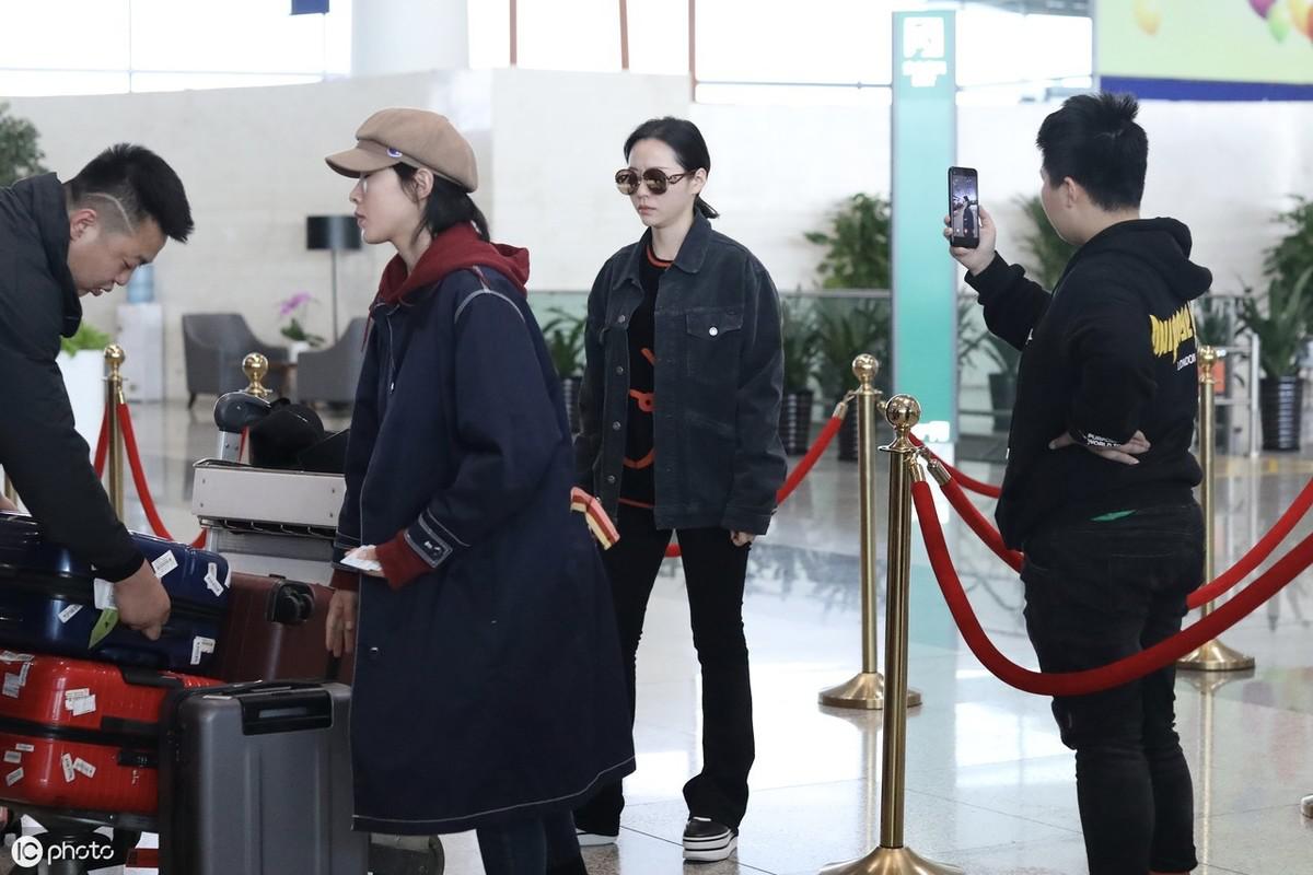 张靓颖的机场穿搭,张靓颖机场街拍蓝色平底鞋