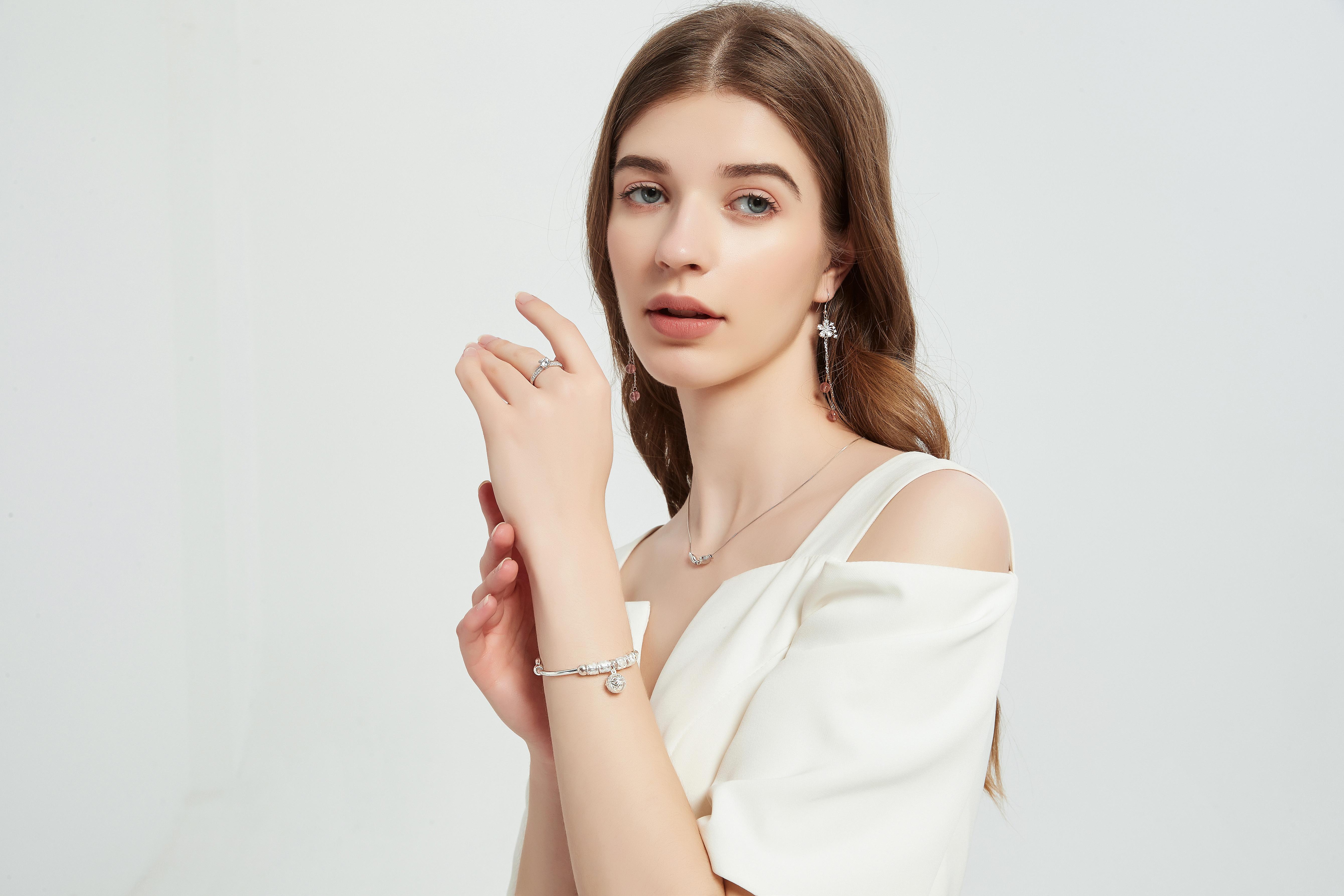 银饰999纯银与925银的区别,银饰是金色的是什么银