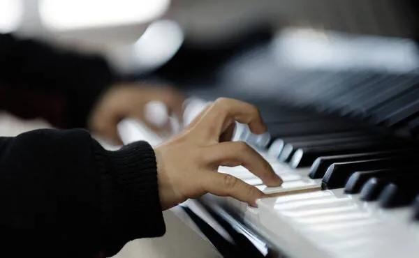 电子琴儿童学习好吗,钢琴电子琴电钢琴哪个好学