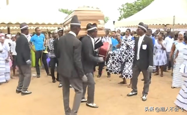 “黑人抬棺”视频全球爆红，背后的故事原来是非洲少年创业故事。