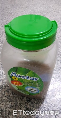 给浪喵饲料整桶不见? 调监视器发现2狗偷吃+外带