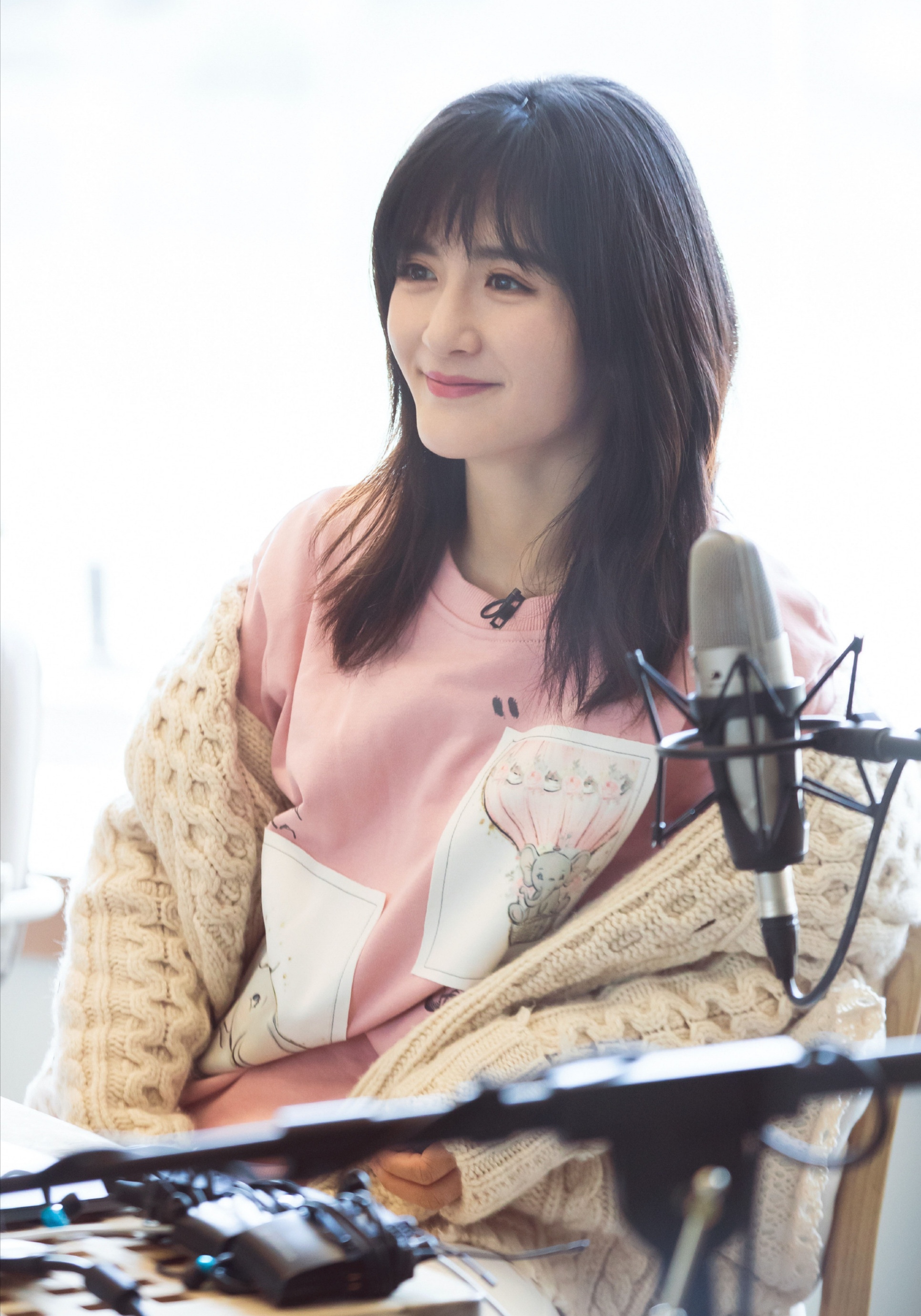 娜最新节目造型曝光，穿“儿童卫衣”超显嫩，网友：哪像奔四女人