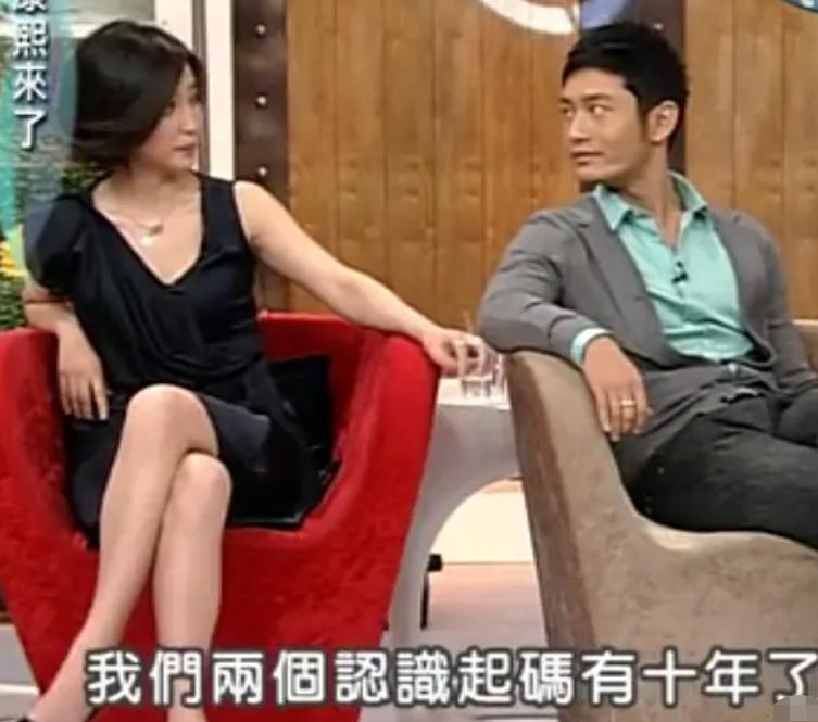 杨幂与杨紫的采访节目,微博之夜杨幂和杨紫在聊什么