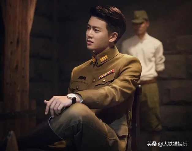 民国军装男神霸气出场,成毅帅气军装