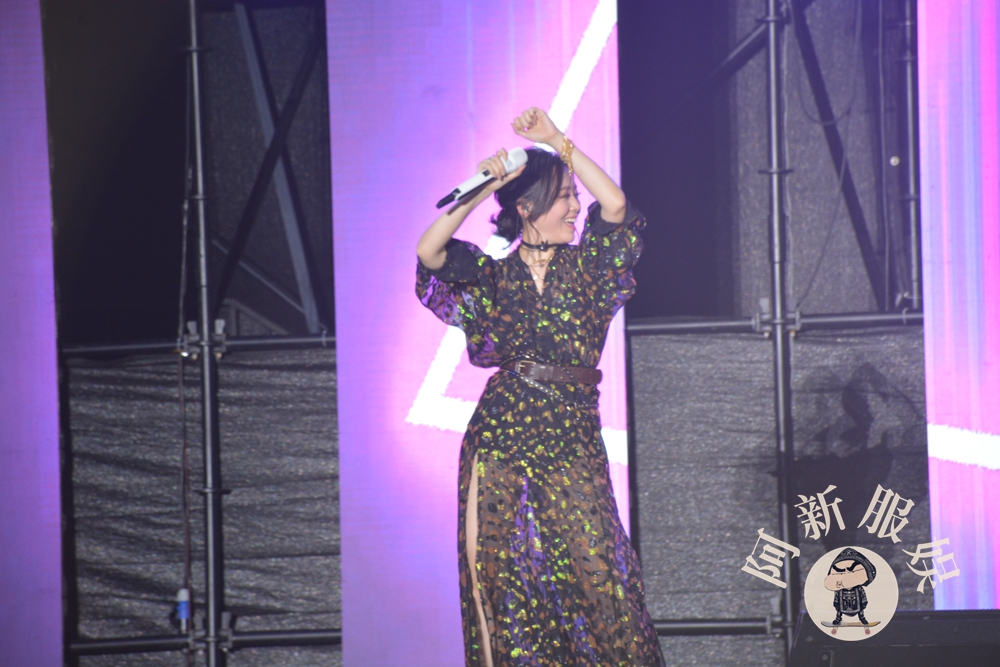 张靓颖黑色长裙气场全开惊艳十足,张靓颖穿深v大秀身材唱歌