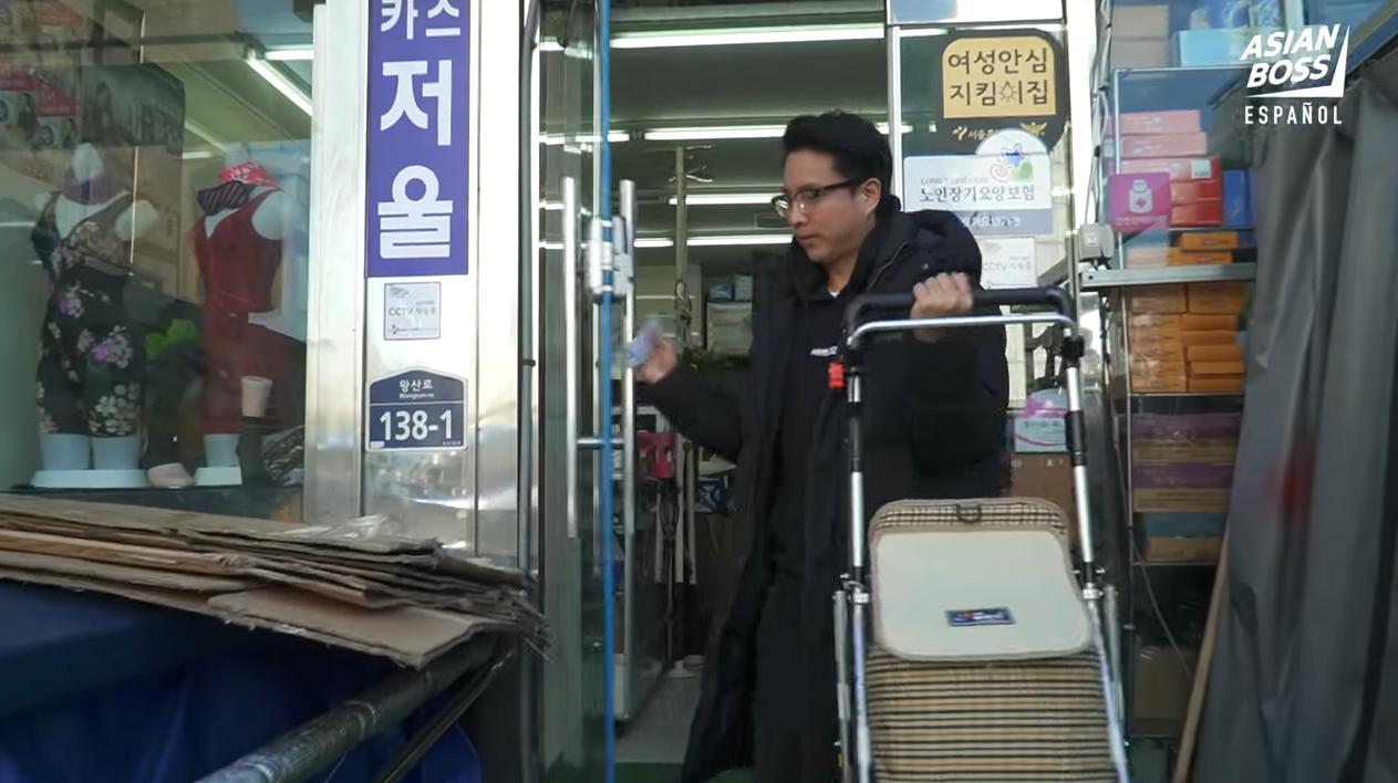 7旬老太太家里堆垃圾场,82岁老妇住地下室五年