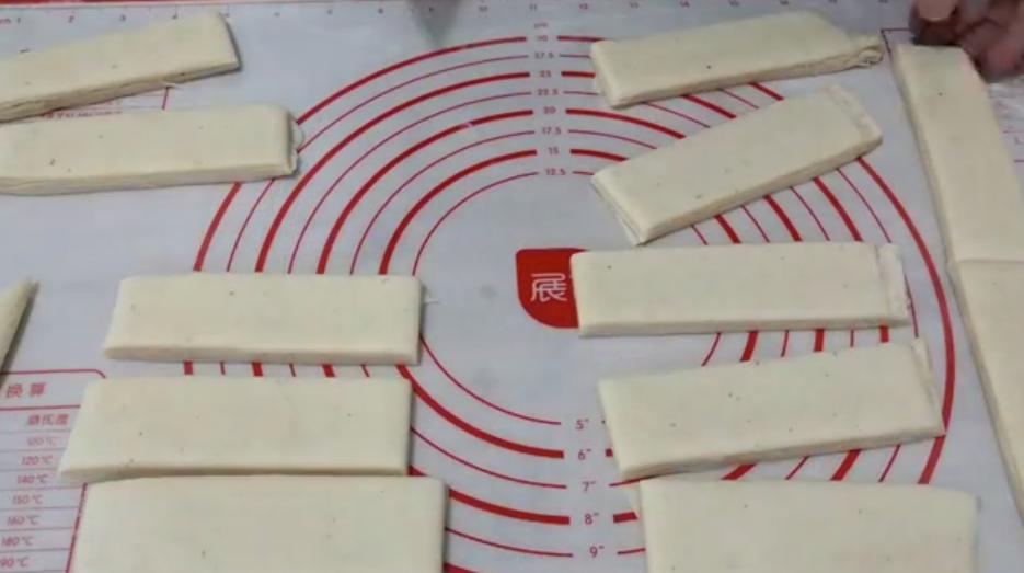 酥烧饼在家怎么做,想吃椒盐烧饼别买了教你在家做