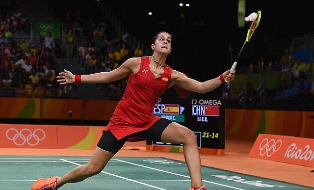 羽毛球正手高远球手指手腕发力,羽毛球正手高远球击球手部动作