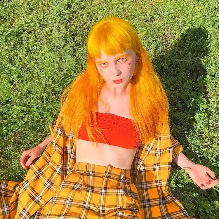 夸张发色弄什么造型,夸张的发色适合什么衣服