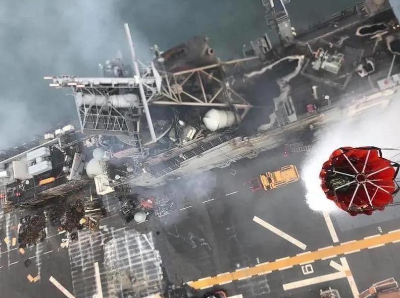 美军两栖攻击舰起火,美国二栖攻击舰和075对比